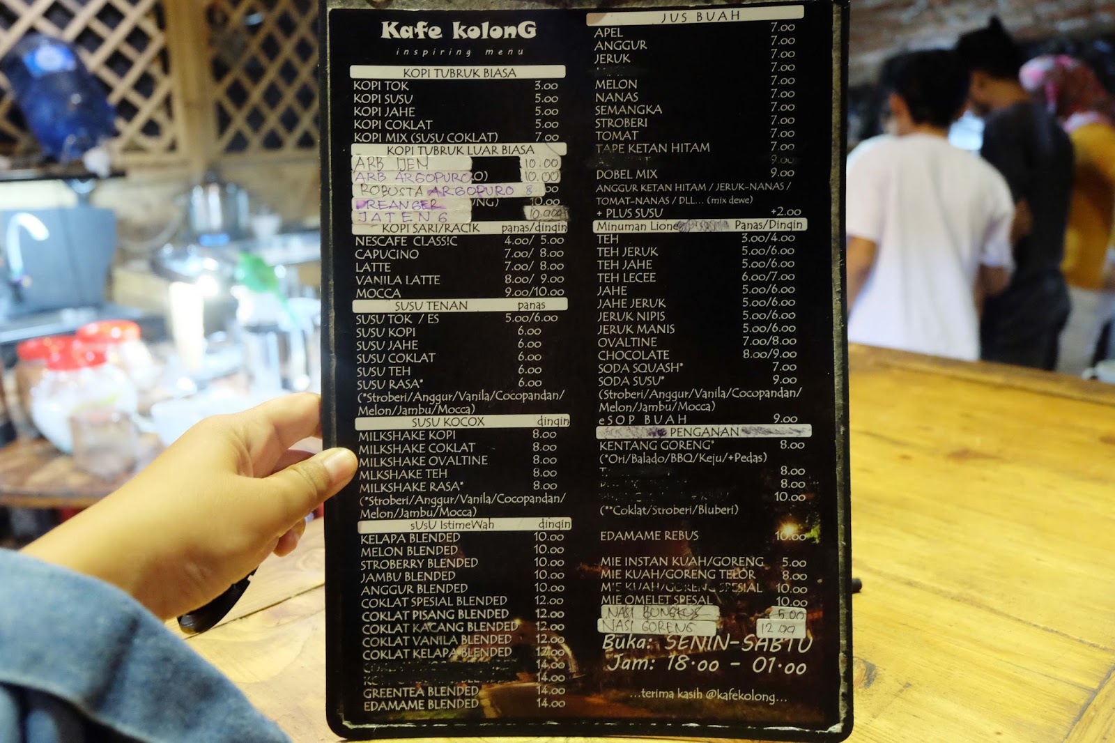 Mampir di Kafe Kolong Jember, Tempat Ngopi Modern yang Unik - cewealpukat.com