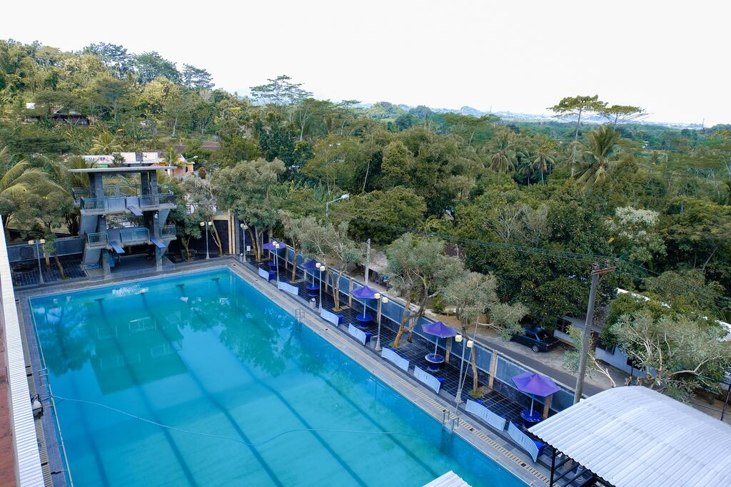 Staycation Asik dan Ramah Kantong di Jember? Cobain Oyo Green Hill  Residence Aja! Ada Kolam Renangnya Lo!