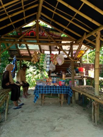Salah satu warung di tanjakan