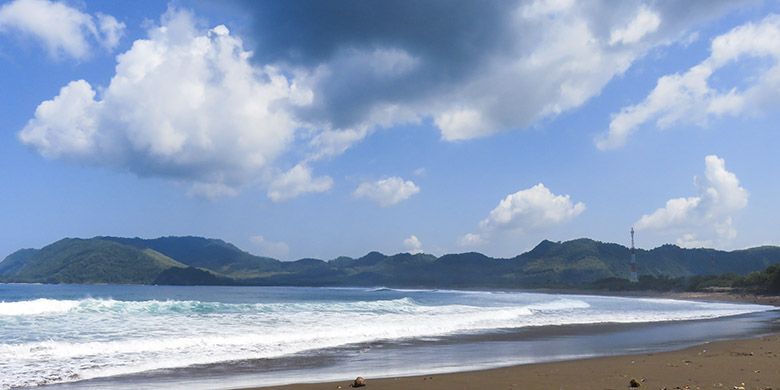 Salah satu Bagian Pantai Payangan memiliki garis pantai panjang yang melengkung ke arah barat.