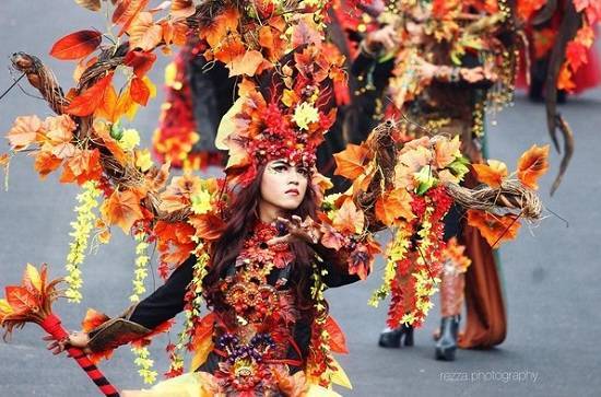 Model Sedang Berpose